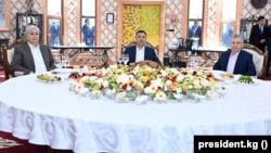 Президенты Казахстана, Кыргызстана и Узбекистана перед IV Консультативной встречей глав государств Центральной Азии. 20 июля 2022 года, Чолпон-Ата. 