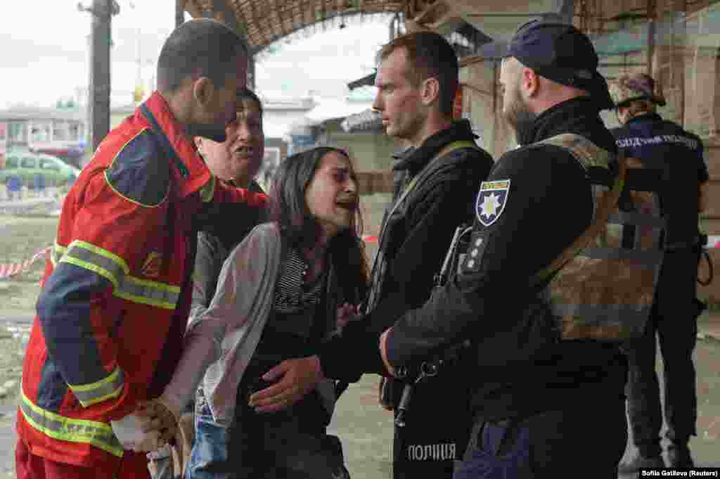 O femeie dn Ucraina își plânge bărbatul ucis într-un bombardament rusesc la&nbsp;Harkov, 21 iulie 2022.