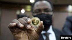 Guverner Centralne banke Zimbabvea, John Mangudya sa zlatnikom, Harare, Zimbabve 25. juli 2022. 