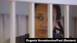 Baschetbalista americană Brittney Griner ascultă verdictul tribunalului din apropiere de Moscova, care a condamnat-o la 9 ani închisoare, 4 august 2022.