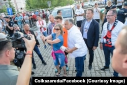 Viktor Orbán a făcut o baie de mulțime la Miercurea Ciuc, orașul reședință de județ, înainte și după meciul de juniori dintre naționala Ținutului Secuiesc și cea a Ungariei.