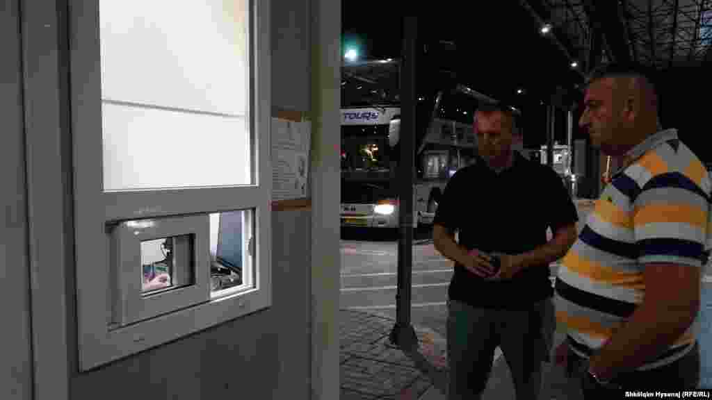 Državljanin s ličnom kartom Srbije koji čeka dokument za ulazak/izlazak od kosovske policije.