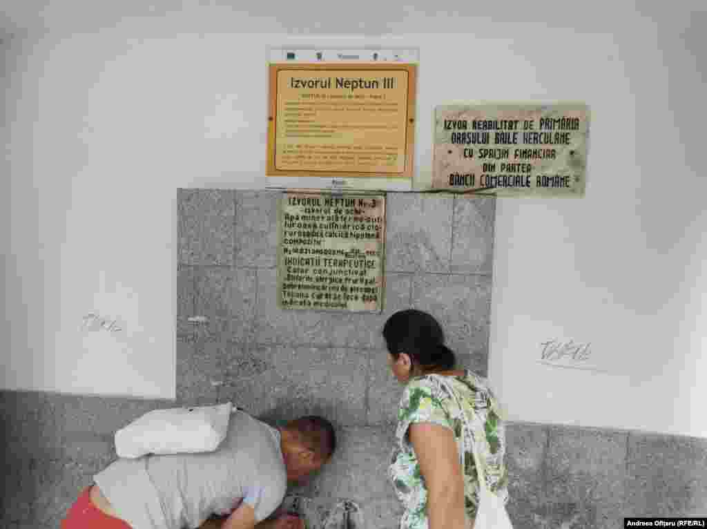 În Băile Herculane, turiștii vin la izvorul termal Neptun III, unde folosesc apa termală pentru proprietățile curative ale ochilor. &nbsp;