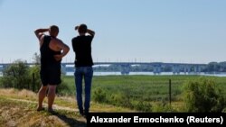 Podul Antonivski din orașul Herson trece peste fluviul Nipru