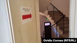 Centrele de recenzare fixe sunt deschise zilnic, cel puțin opt ore pe zi.