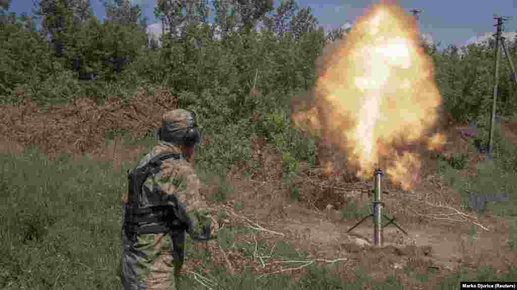 A Szics egyik katonája aknavetővel tüzel Harkiv mellett.&nbsp;&bdquo;Nem vagyok náci. Csak szeretem a hazámat &ndash; mondta a 33 éves Leo, a Kárpáti Szics újonca, aki korábban a nyugat-ukrajnai Lviv városában videókat készített. &ndash; Tisztelem a többi nemzetet (&hellip;) Szeretek mindenféle bőrszínű embert &ndash; kivéve az oroszokat. Ők az ellenségeink&rdquo;