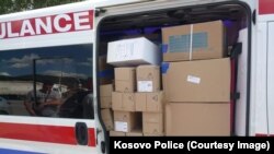 Autoambulanca e mbushur me ilaçe, që sipas Policisë së Kosovës, ishin kontrabandë. Rudarë, 2 gusht 2022.