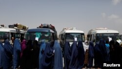 Raseljene afganistanske žene čekaju da prime novčanu pomoć, Kabul, 28. jula 2022.