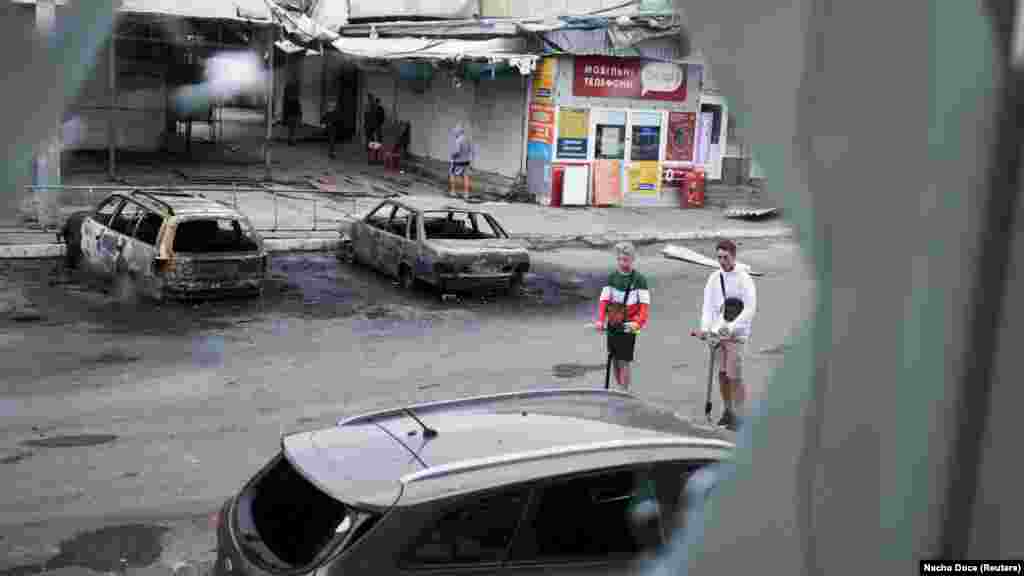 Djeca posmatraju prizor nakon ruskog napada na Harkiv, 21. juli.