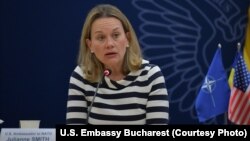 Ambasadoarea Statelor Unite la NATO, Julianne Smith, spune că nu există motive de a pune la îndoială angajamentul aliaților NATO față de sprijinirea Ucrainei. Imagine din 12 iulie 2022, Ambasada SUA, București