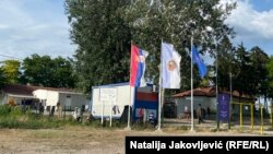 Nakon što izbeglice i migranti stignu u Suboticu, neretko pomoć potraže od lokalnih taksista kako bi stigli do Prihvatnog centra, Horgoša ili do šuma koje se nalaze u okolini u kojima borave i krijumčari migranata. (na fotografiji: Prihvatni centar u Subotici, 8. jul 2022.)