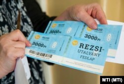 Egy XIII. kerületi nyugdíjas mutatja a rezsiutalványát 2019. szeptember 2-án