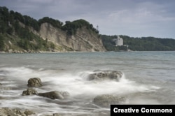 Dio obale Abhazije sa hotelom Miusera, u blizini Pitsunde.