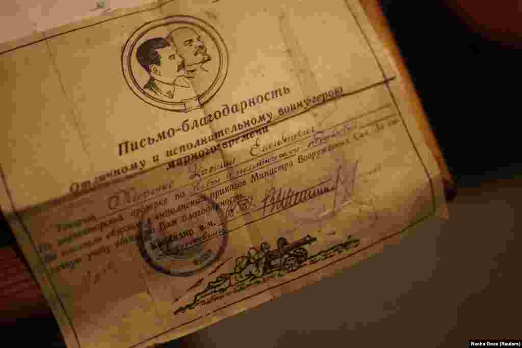 З віком її пам&#39;ять поступово погіршується, тому Марія Миколаївна проводить час, переглядаючи старі, пошарпані часописи та медалі свого чоловіка і читаючи листи подяки. Як ось цей. У листі висловлюють вдячність її чоловікові за участь у перемозі Радянського Союзу в його короткій війні з Японією наприкінці Другої світової війни. Це кілька безцінних сувенірів із її минулого життя до того, як вона була змушена спуститися в підвал