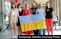 Костянтин Величко зі своїм другом Стасом Глушковим та активістками