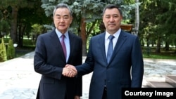 Президент Кыргызстана Садыр Жапаров (справа) и глава МИД Китая Ван И. 30 июля 2022 года.