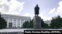 Стоїть Ленін і в окупованому Луганську