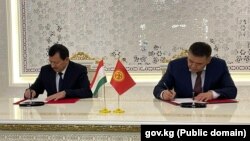 Кыргызстандын Улуттук коопсуздук боюнча мамлекеттик комитетинин (УКМК) төрагасы Камчыбек Ташиев жана Тажикстандын УКМКнын төрагасы Саймумин Ятимов катышты. (Оңдон солду карай)