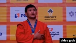 Болот Токтогонов сыйлоо аземинде. 12-ноябрь, 2022. Бишкек. “Газпром-балдарга” ден-соолукту чыңдоо борбору