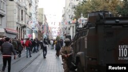 Истиклал көчөсүндө көптөгөн ресторан жана дүкөндөр жайгашып, дайыма эл жык-жыйма болот.