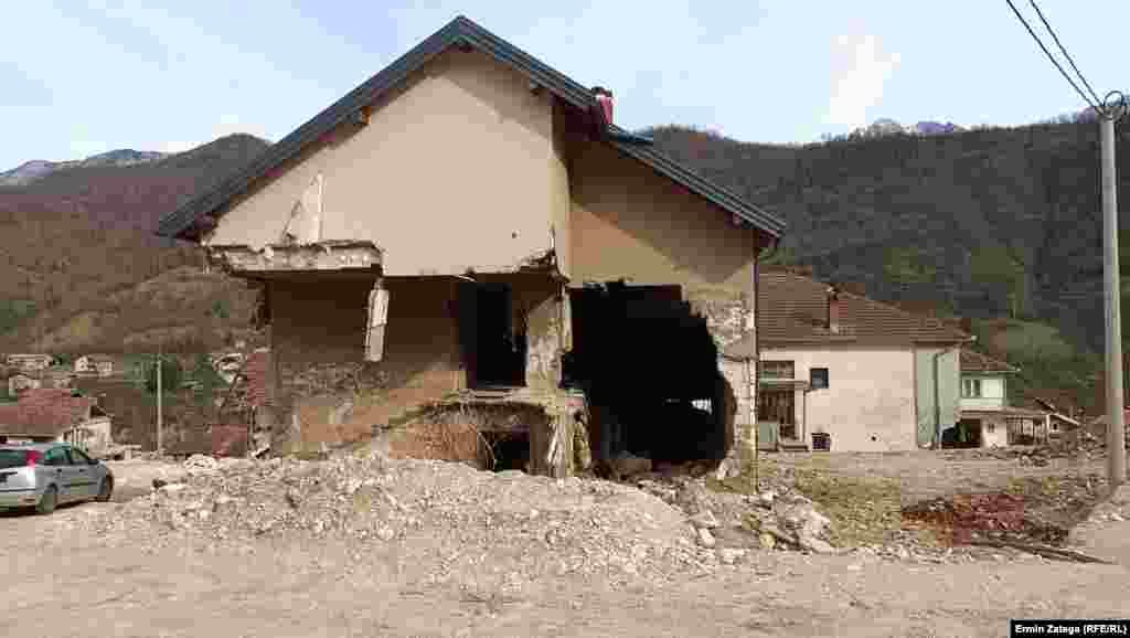 Една од тешко оштетените куќи се уште чека поправка. Судејќи по фасадата и покривот, куќата била реновирана во периодот непосредно пред лавината.