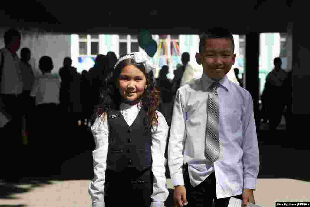 Билим берүү жана илим министрлиги тандалып алынган бирдиктүү форманын үлгүсүн коомчулукка былтыр 1-июлда жарыялап, аны окуучулар 2015-2016 окуу жылынан баштап милдеттүү түрдө киерин маалымдаган. Анда министрлик муну социалдык теңсиздикти жоюу максаты менен түшүндүргөн болчу.