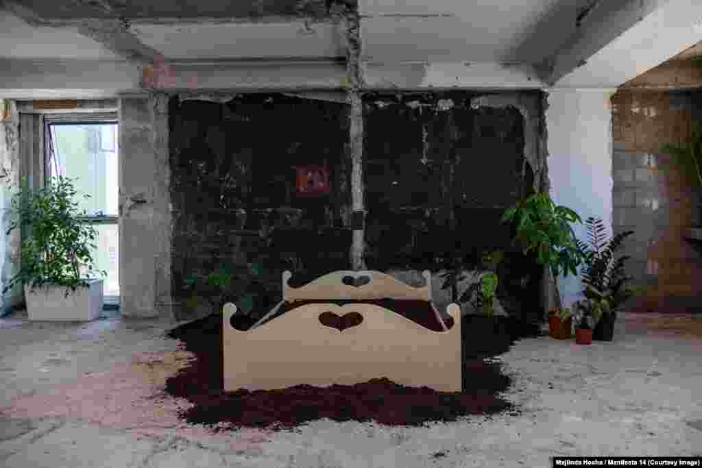 Umjetničko djelo u prištinskom Grand Hotelu Manifesta 14 je pobrala uglavnom pohvale od strane novinara umjetnosti, iako čak i neki od susretljivijih kritičara koji su je posjetili napominju da neki od eksponata djeluju napola. &nbsp;