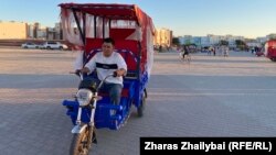 Аянтта балдарды ташып акча тапкан Алымбек Сансызбаев.