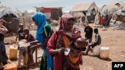 Humanitarne organizacije već mjesecima šalju upozorenja o situaciji na Rogu Afrike, koja budi strah od tragedije slične onoj iz 2011. godine, posljednje gladi koja je u Somaliji usmrtila više od 250.000 ljudi.