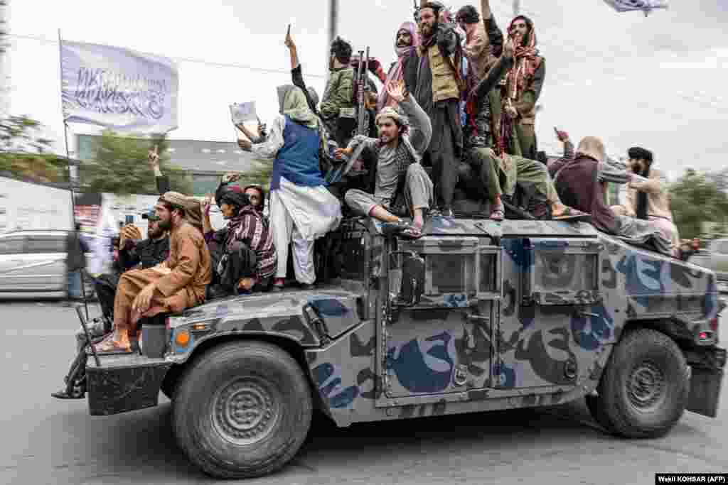 Talibanski borci drže oružje dok se voze na Humveeju kako bi proslavili prvu godišnjicu pada Kabula, u blizini zgrade američke ambasade u afganistanskoj prijestolnici 15. augusta.