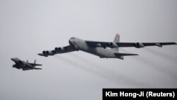 Američki bombarder B-52 u pratnji lovca u preletu iznad zračne baze Osan u Pyeongtaeku, Južna Koreja, 10. januara 2016. (Ilustrativna fotografija)