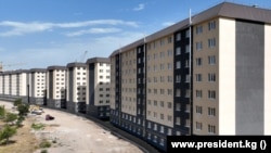 Бишкектеги көп кабаттуу үйлөрдүн бири. Иллюстрациялык сүрөт. 