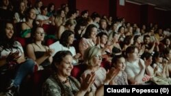 Sala Centrului Multifuncțional pentru Tineret, unde joacă atât trupele profesioniste cât și cele de liceeni, este mereu plină în timpul festivalului Ideo Ideis