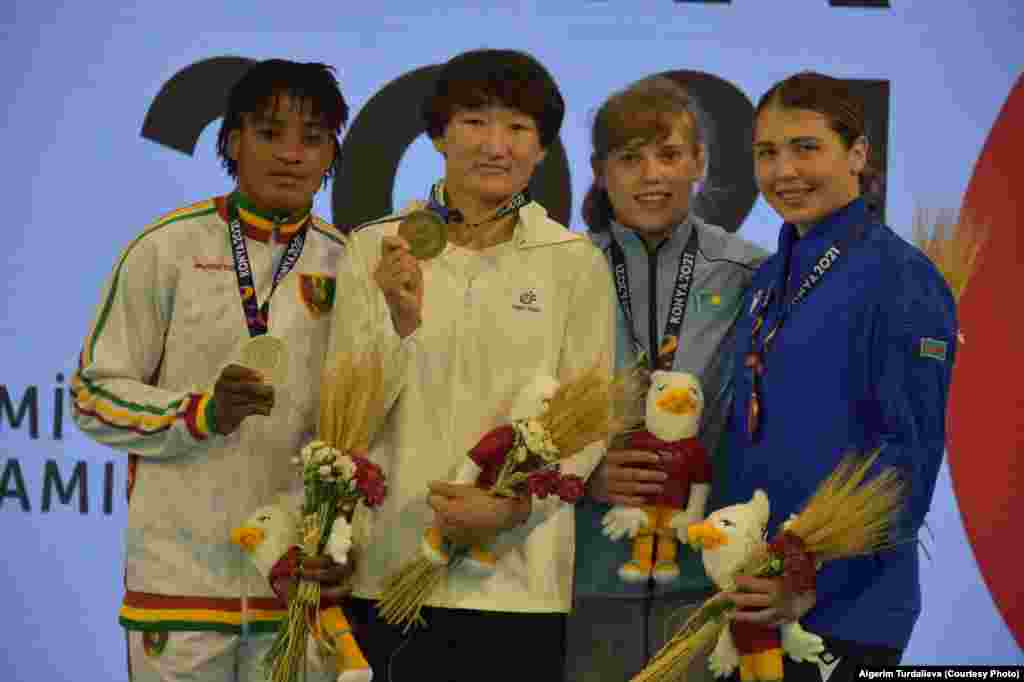 Айсулуу Тыныбекова сыйлоо аземи учурунда.