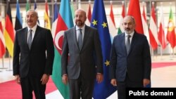 Слева направо: президент Азербайджана Ильхам Алиев, председатель Европейского совета Шарль Мишель и премьер-министр Армении Никол Пашинян