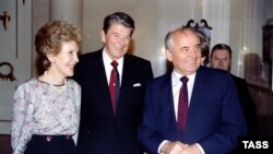 Ненсі Рейган, Рональд Рейган і Михайло Горбачов. Фото, яке засвідчує «кінець Холодної війни». Москва. 18 вересня 1990 року
