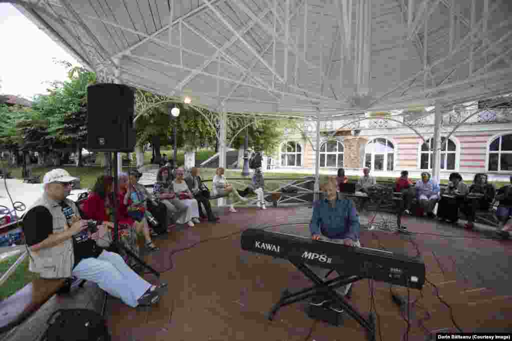 Nepotul compozitorului Jakob Pazeller a interpretat în foișorul din centrul orașului valsul&nbsp; &#39;Souvenir de Herkulesbad&#39;, vals compus de bunicul său în 1903 special pentru stațiune. În această vară, Friedrich Pazeller a venit pentru prima dată la Băile Herculane.