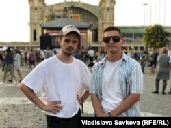 Члени гурту Brunettes Shoot Blondes