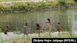 Pavarësisht se konsiderohet si lum me ndotje të lartë dhe nuk rekomandohet as për larje as për ujitje, disa fëmijë në Shkup më 20 gusht u panë duke u freskuar në ujërat e Lumit Vardar. 