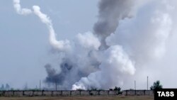 Füst száll fel a terület fölött, ahol robbanás történt Majszkoje falunál, a Krím félszigeten 2022. augusztus 16-án