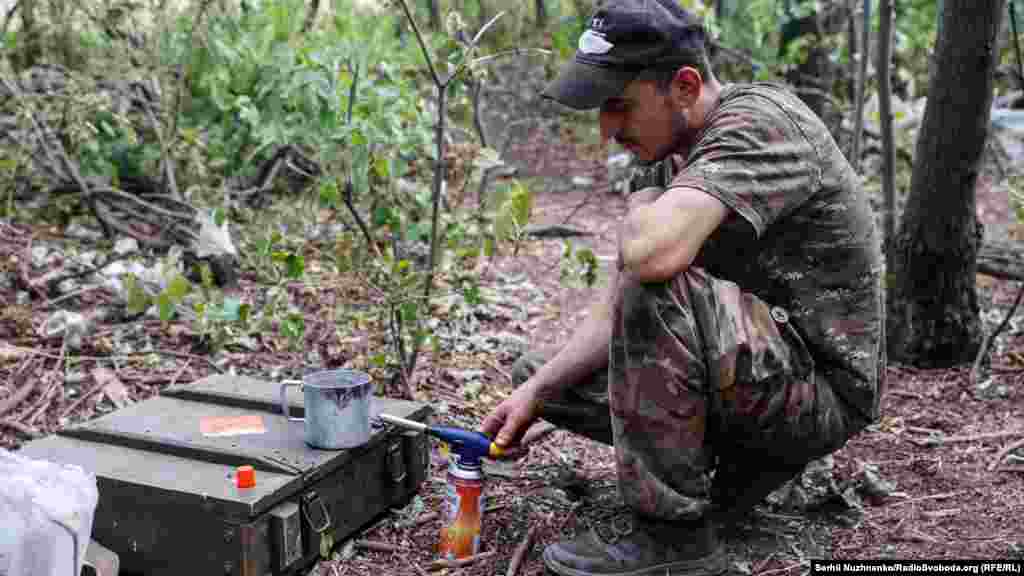 У перерві між боями військові мають час перекурити та попити кави. Воду гріти доводиться у польових умоваї. Зрештою, багаття теж не вдається розвести, оскільки дим від нього може демаскувати позицію.&nbsp;