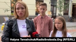 Вікторія Бєла з дітьми ‒ Данилом і Домінікою ‒ пройшла довгий шлях, щоб добратися до України