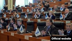 Представители фракции СДПК на заседании Жогорку Кенеша.