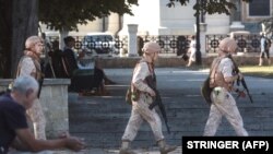 Pripadnici ruske mornarice patroliraju ispred sedišta Crnomorske flote Rusije u Sevastopolju, na Krimu, 31. jula 2022. 