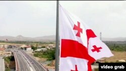 Повідомляється, що для причини відмови росіянам не має значення ані професія, ані факт проживання в Грузії, ані наявність контракту на оренду житла