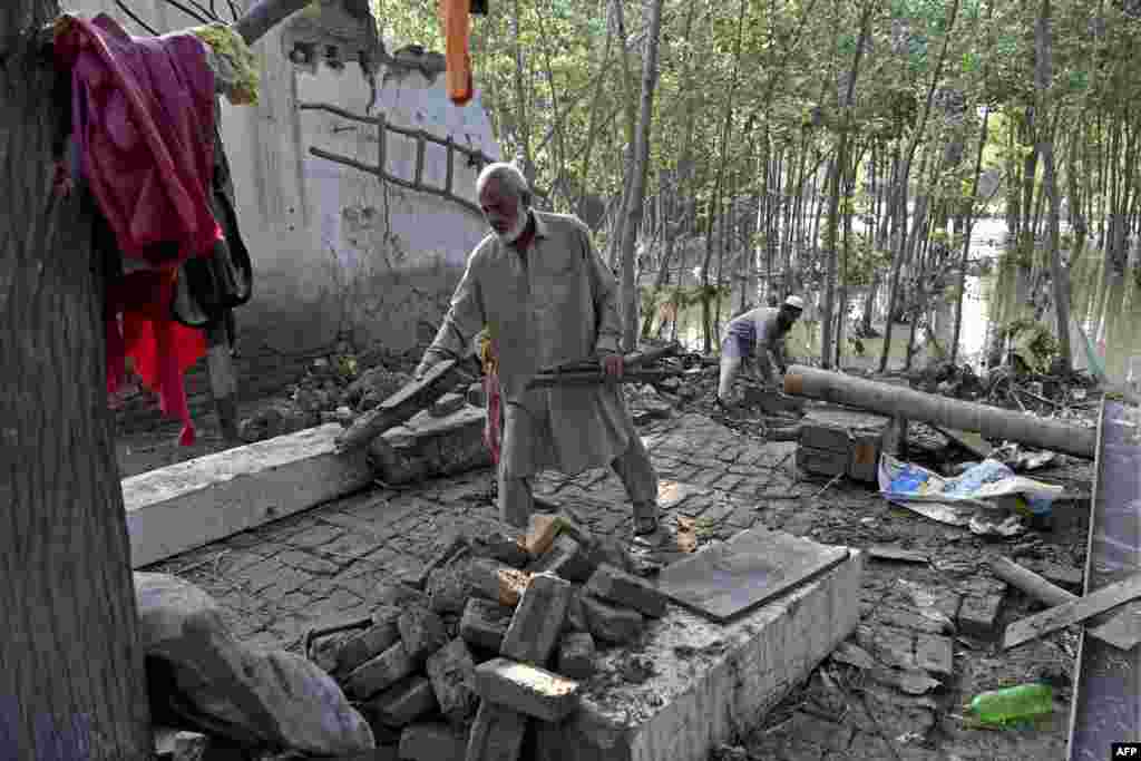 Stanovnici uklanjaju ruševine svojih domova oštećenih u poplavi,&nbsp;okrug Čarsada u pokrajini Kiber Paktunkva, 29. august.