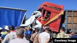 Попавший в ДТП микроавтобус. Фото Кубанычбека Эркинжан уулу.