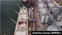 O navă cu cereale din Ucraina în portul Constanța