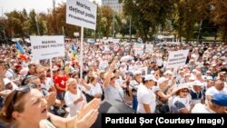 Protestatarii au cerut eliberarea deputatei „Șor” Marina Tauber, care se află de o lună în arest în Penitenciarul nr. 13 din Chișinău.