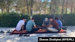 Бекзат Избаев жана Жаңы-Өзөндүн жумуш издеген жаштары.